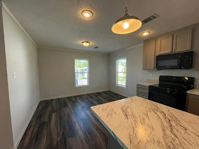Building Photo - 427 Mongoose Ln