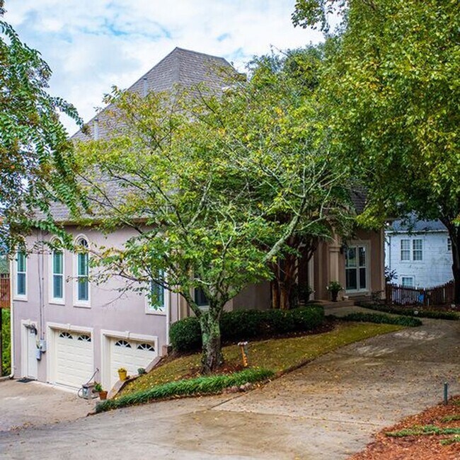 Building Photo - STUNNING!!! Four Bedroom two and a half bath home with a view!