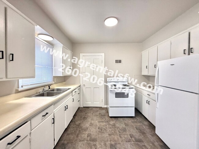 Building Photo - 3 Bedroom House