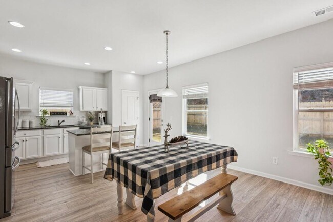 Building Photo - 566 Skye Dr