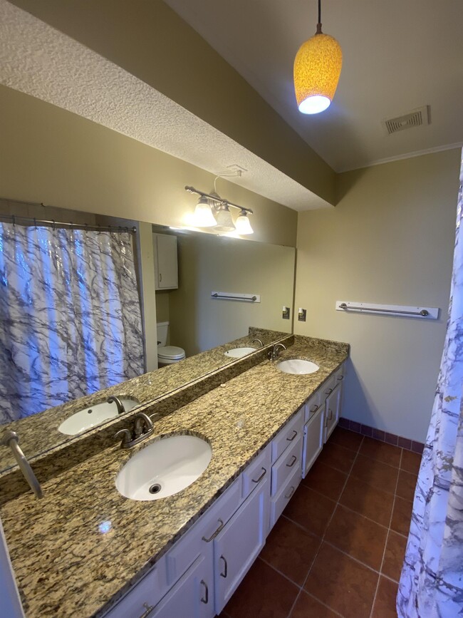 Building Photo - 2600 Brooken Hill Dr