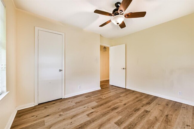 Building Photo - 3022 Broadmead Dr