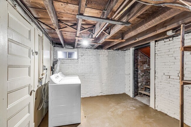 Building Photo - 21 Biltmore St