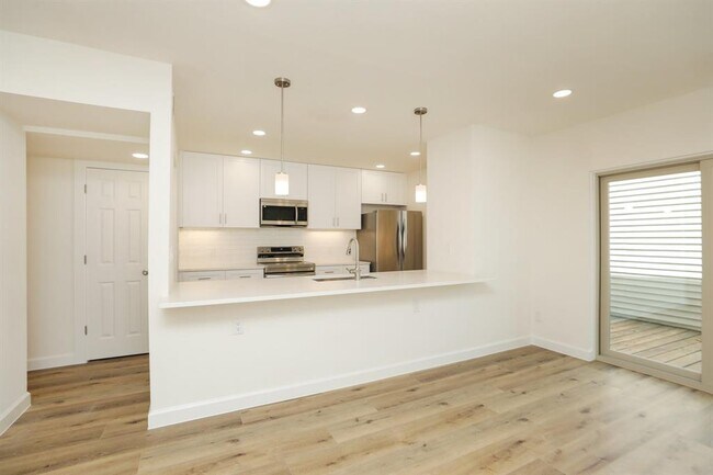 Building Photo - 2050 Augusta Dr
