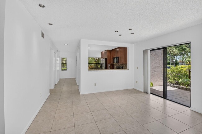Building Photo - 9264 Vista Del Lago