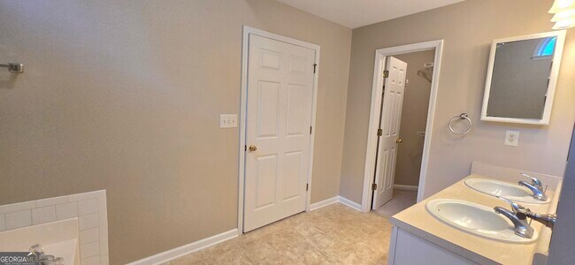 Building Photo - 3 Castleton Ct