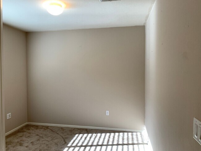 Building Photo - 3Bdm 2Ba Home, Popular Location, Available...