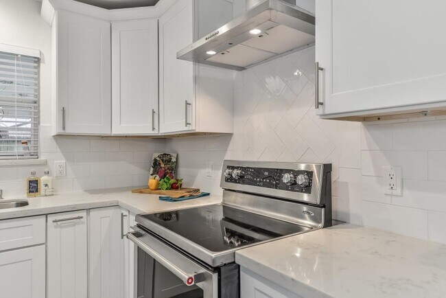 Building Photo - 5470 Darnell St