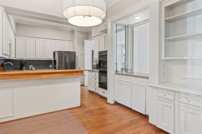 Building Photo - 6732 Vanderbilt St