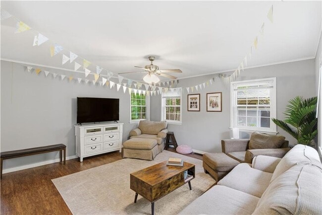 Building Photo - Cute 4 Bedroom 2 Bath home close to campus!
