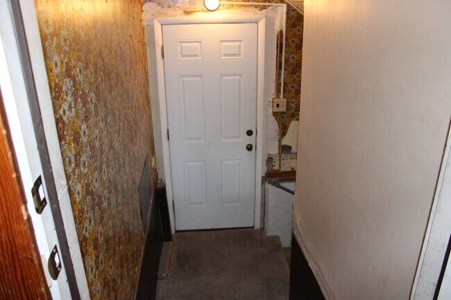 Building Photo - House for rent! 2 kitchens 3 Baths! Close ...