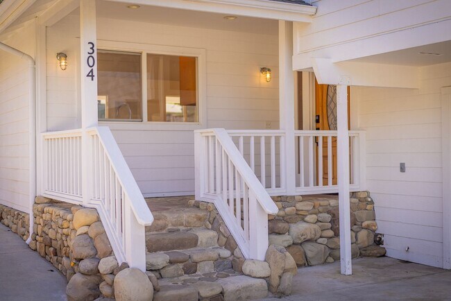 Building Photo - Meiners Oaks Gem