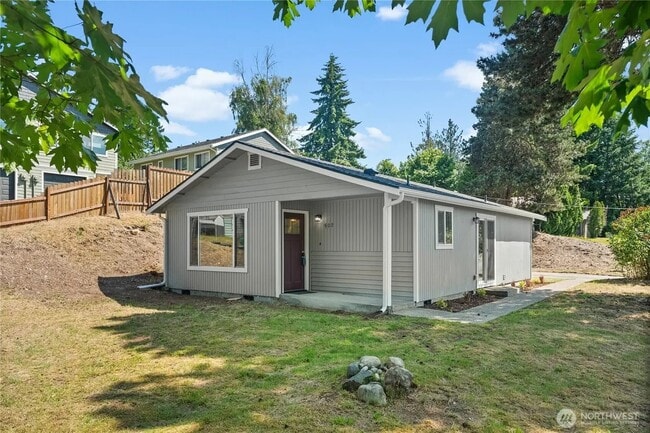 Primary Photo - 502 Tullis St NE