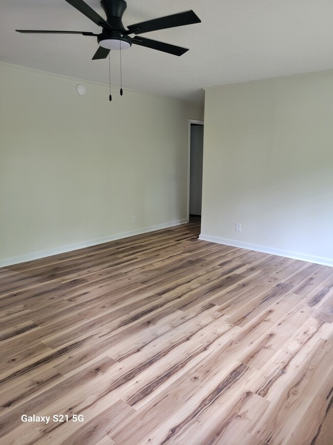 Building Photo - 214 Lakeshire Dr