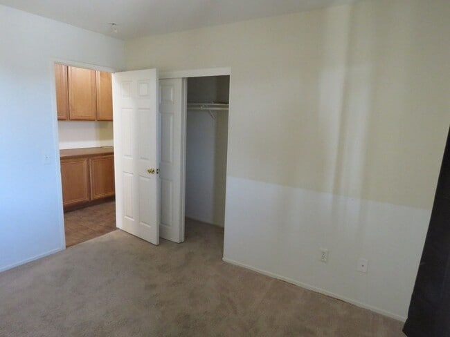 Building Photo - 5 Bedroom in quiet community!