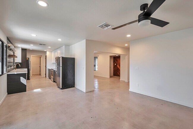 Building Photo - 6-Bedroom, 3-Bath Tempe Home with Pool, Bar & Prime Location