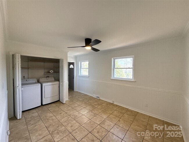 Building Photo - 1928 Russell Ave