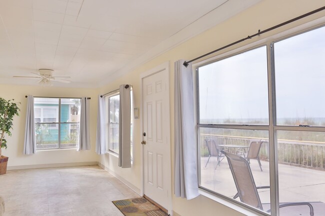 Building Photo - Charming Beach-Front 4bd Home