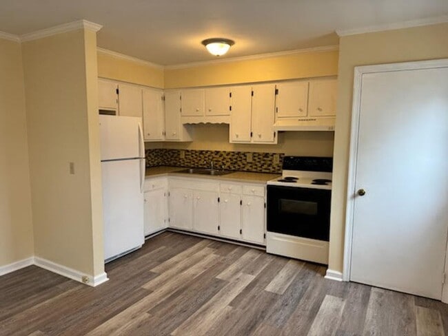 Building Photo - Affordable townhome in Milton, located in Ship Builders Village.
