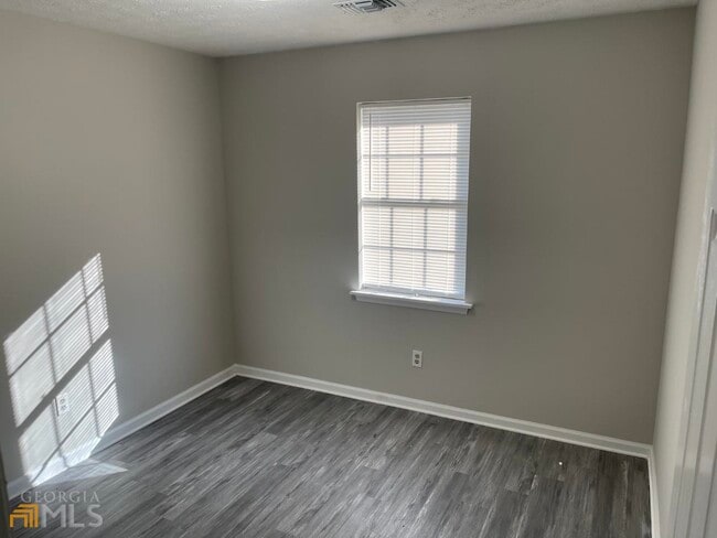 Building Photo - 307 Pelly St