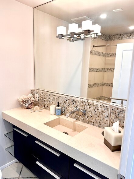 Lockoff Studio Bathroom - 8374 Yucca Trl