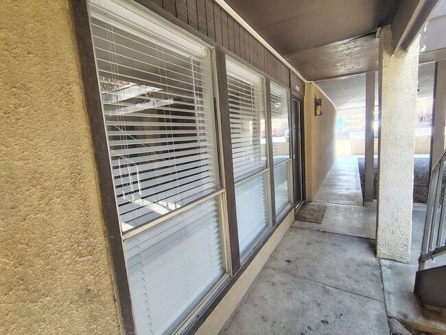 Building Photo - 1620 N Wilmot Rd