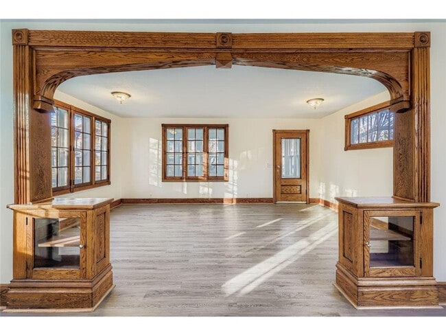 Building Photo - 988 Reaney Ave E