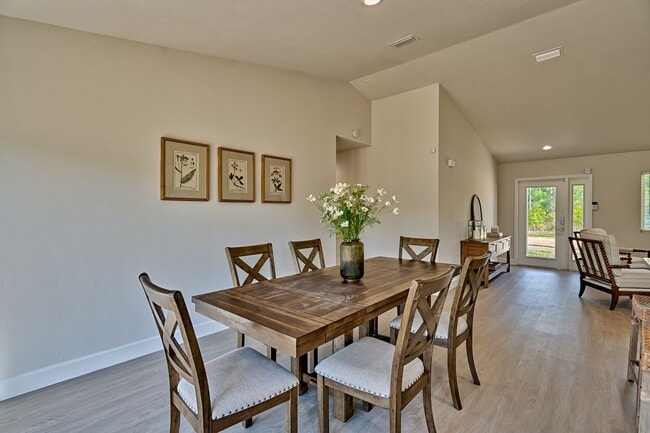 Building Photo - NEW HOME! 3/2  in Hawthorne