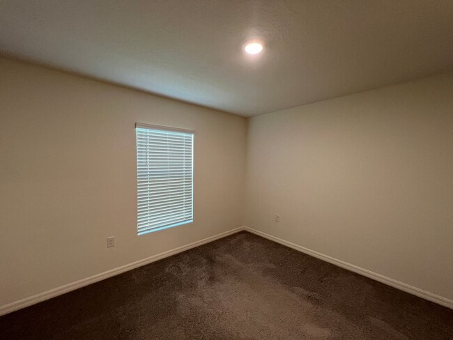 Building Photo - 4 Bedroom, 2 Bathroom Home in the Highly D...