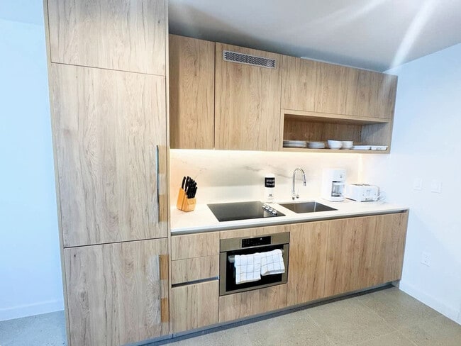 Building Photo - 11 NE 6th St