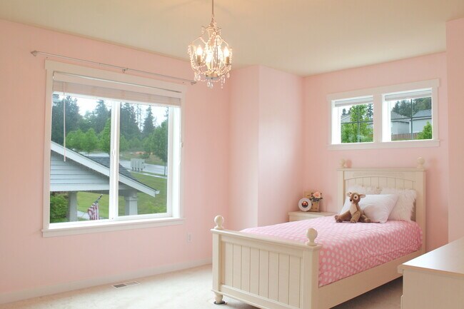 Building Photo - Beautiful DuPont 3 bedroom + Loft + Den Home