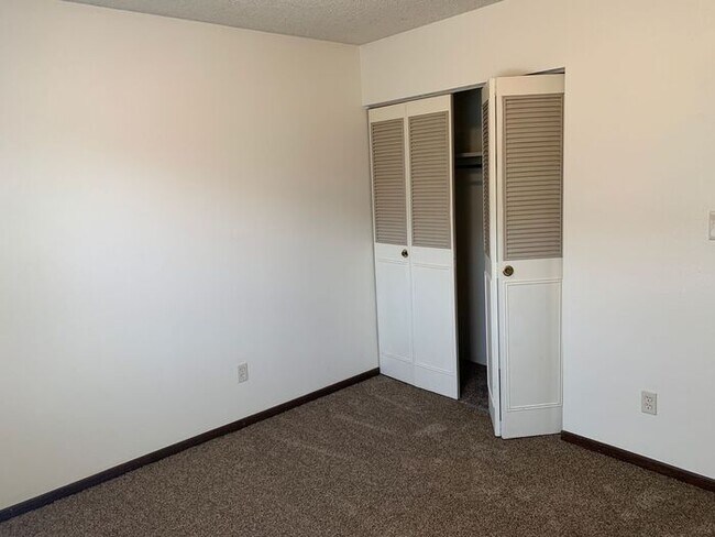 Building Photo - 2 Bed, 1 Bath Apartment for Rent in East Loveland! Move in special - 2 Weeks Free, Flexible lease...