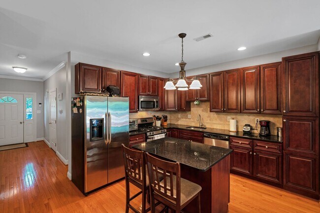 Building Photo - Beautiful 3 Bedroom Bridgeport Townhome!