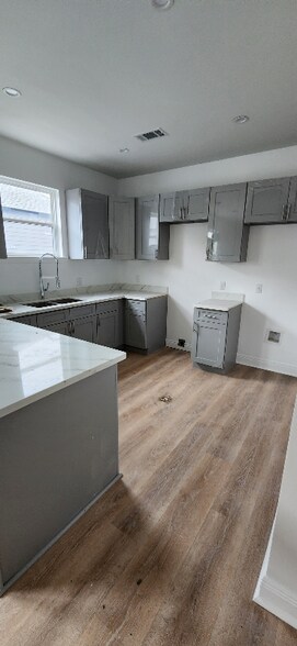 Building Photo - 2431 Franklin Ave