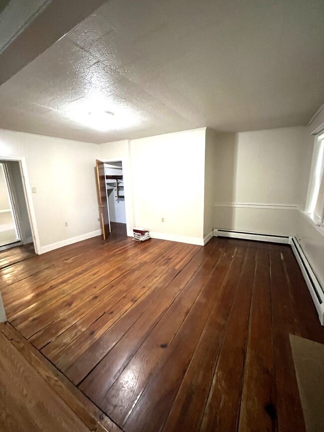 Building Photo - Spacious 3-Bedroom Farmhouse for Rent – Pe...
