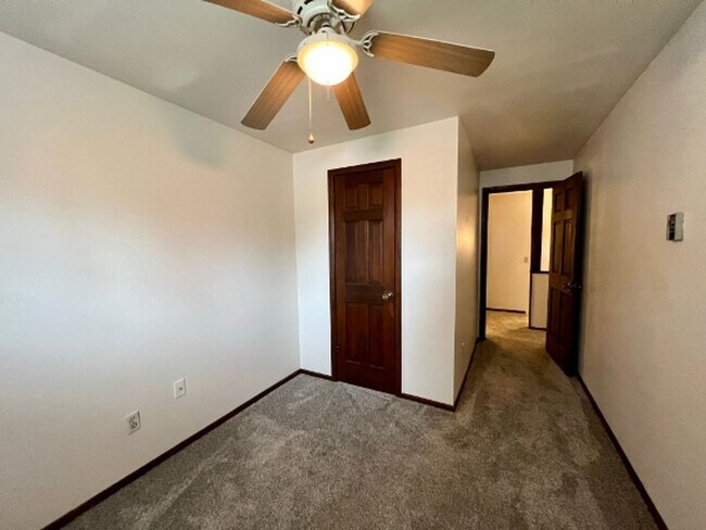 Building Photo - 2 BD Unit - Excellent Lacey Location