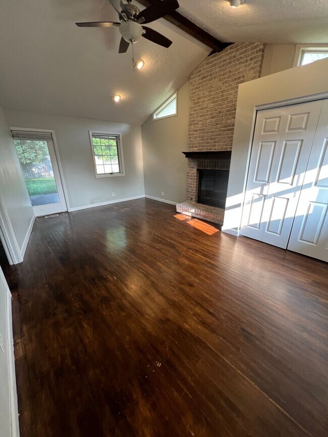 Building Photo - Move in Ready! $1,000 security deposit Pay...