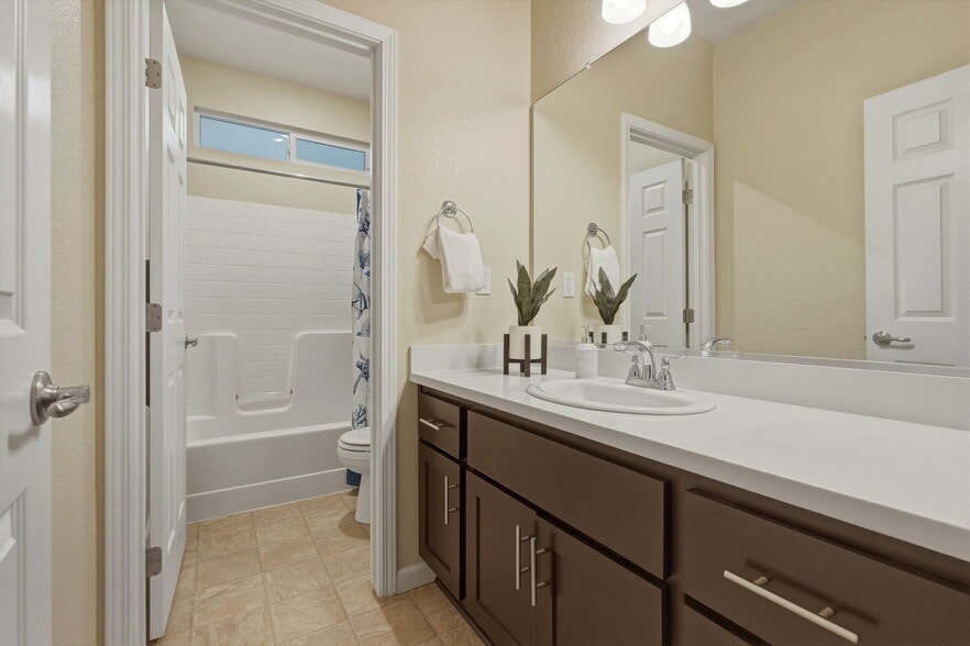 Building Photo - 1161 Greenbrier Dr