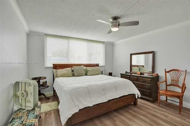 Building Photo - 9410 N Hollybrook Lake Dr