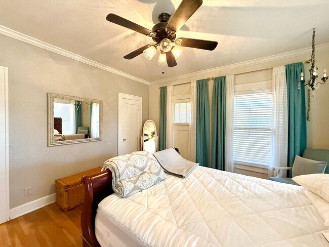 Building Photo - Furnished Short Term Rental