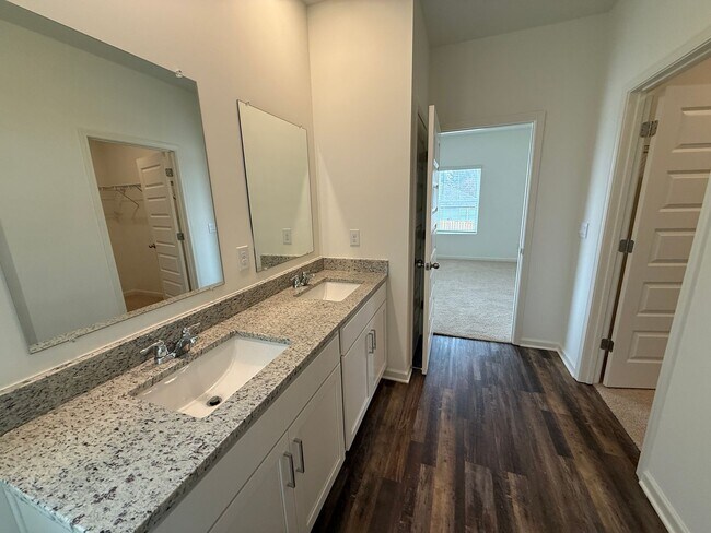 Building Photo - Springville Schools One Level 4 Bedroom / 3 Bathroom/ 3 Car Garage