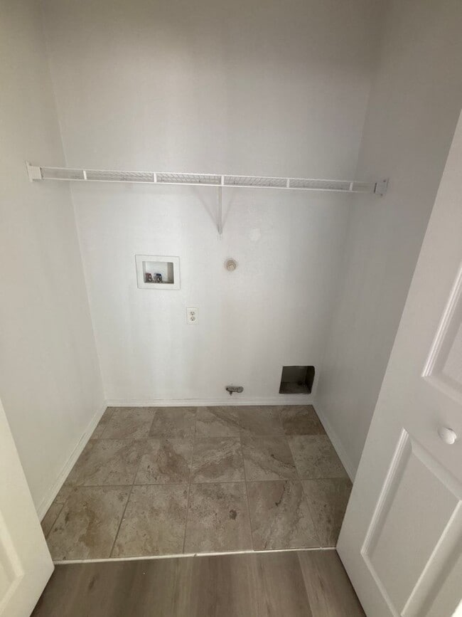 Building Photo - 5 Bedroom House