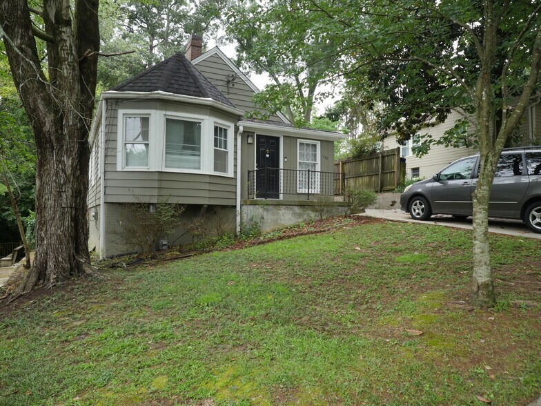 Front of the house - 1065 Atlantic Dr NW