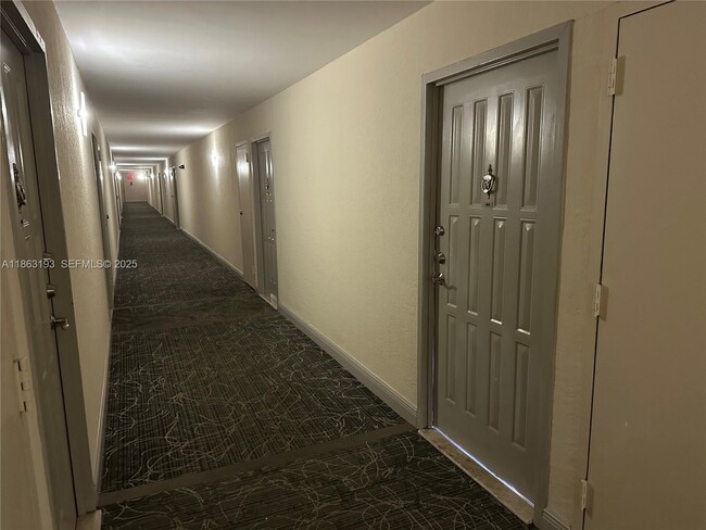 Building Photo - 400 Leslie Dr