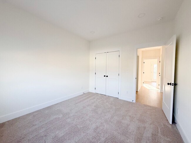 Building Photo - Spacious 4-Bedroom Townhome at Highbury + Summer Special