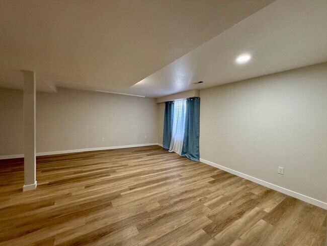 Building Photo - 411 Ruby Dr