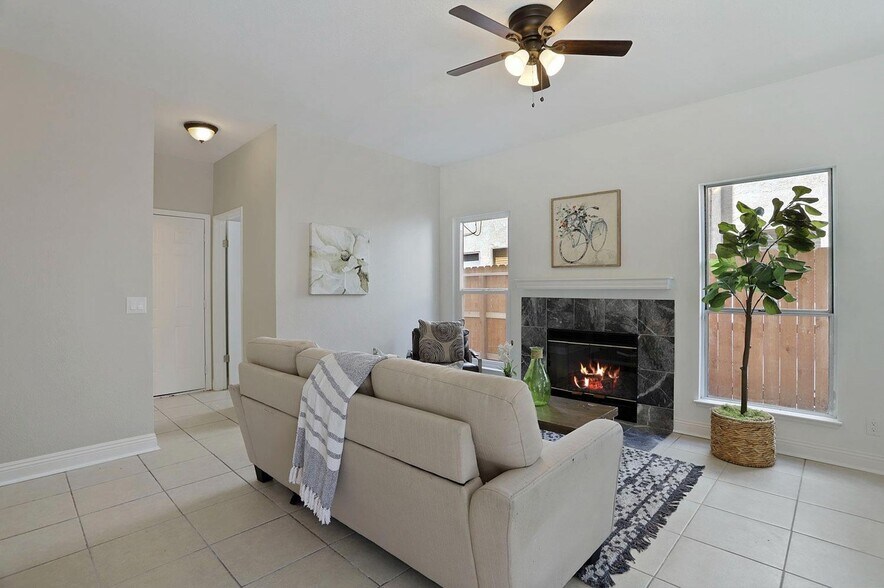 Building Photo - 2056 Middle River Dr