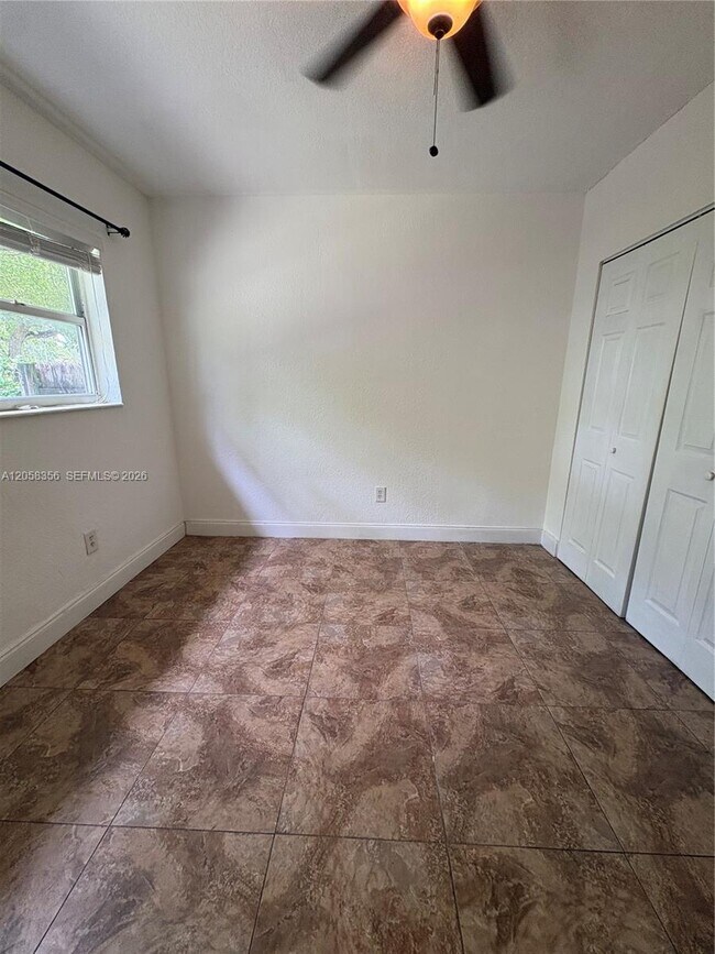 Building Photo - 410 Pinecrest Dr