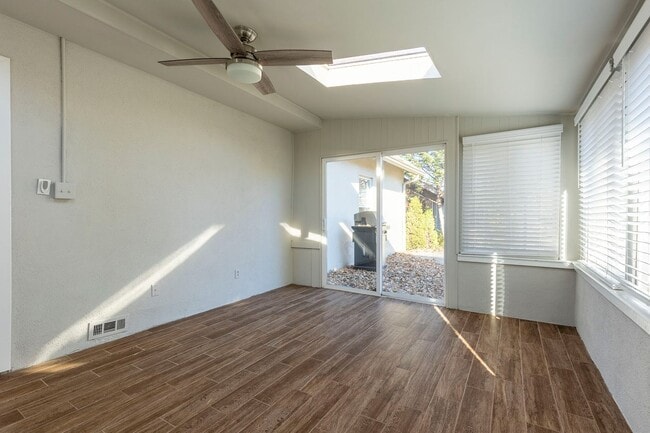 Building Photo - 2144 Lakeside Dr