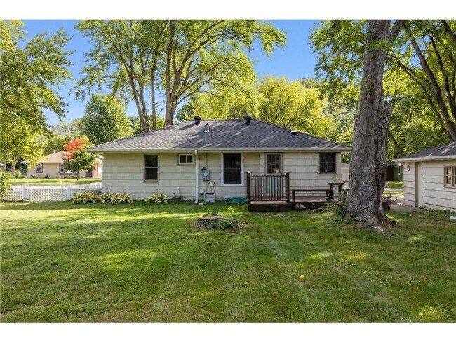 Building Photo - 4 Bed - 2 Bath Brooklyn Park Home with Lar...